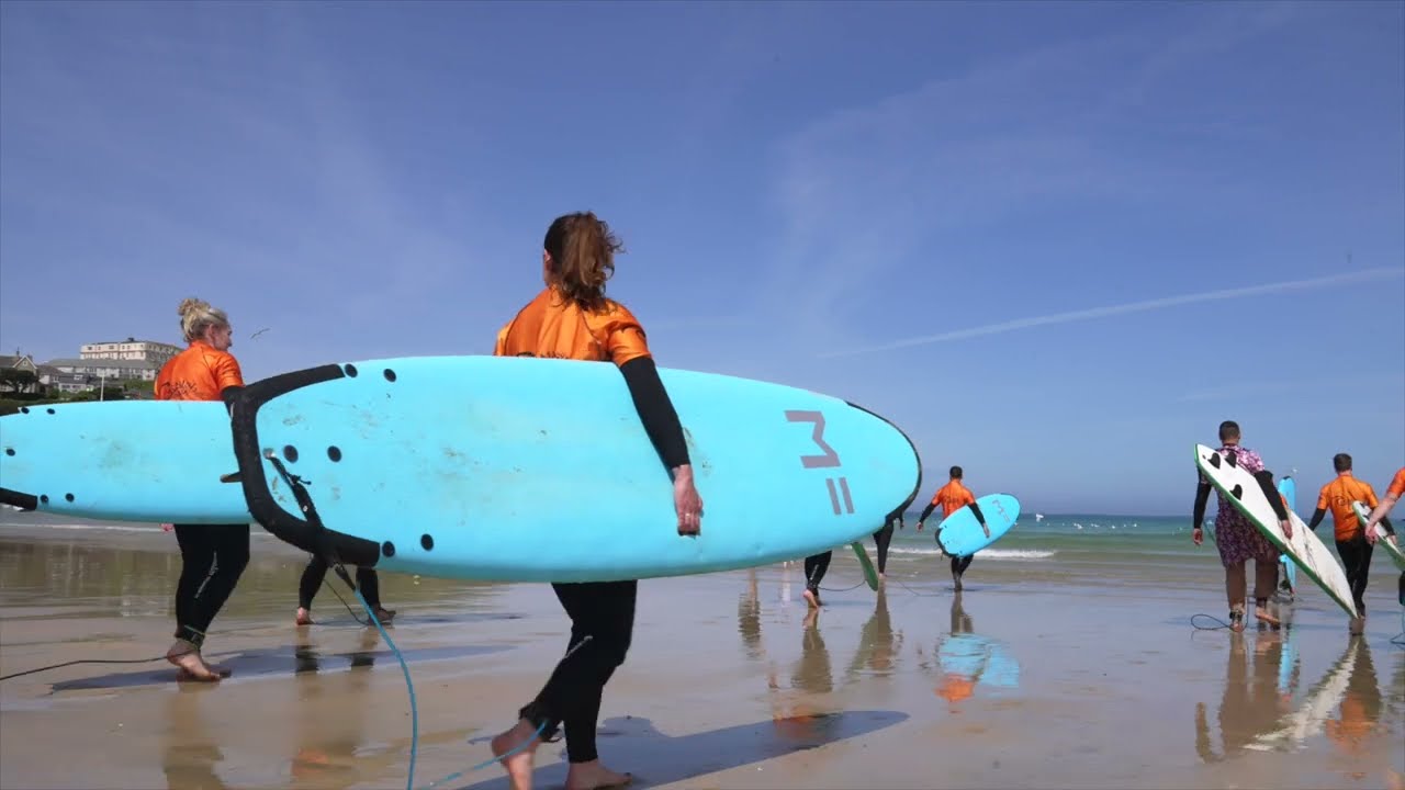 Why Newquay is the Perfect Place for Surf Lessons: A Detailed Look